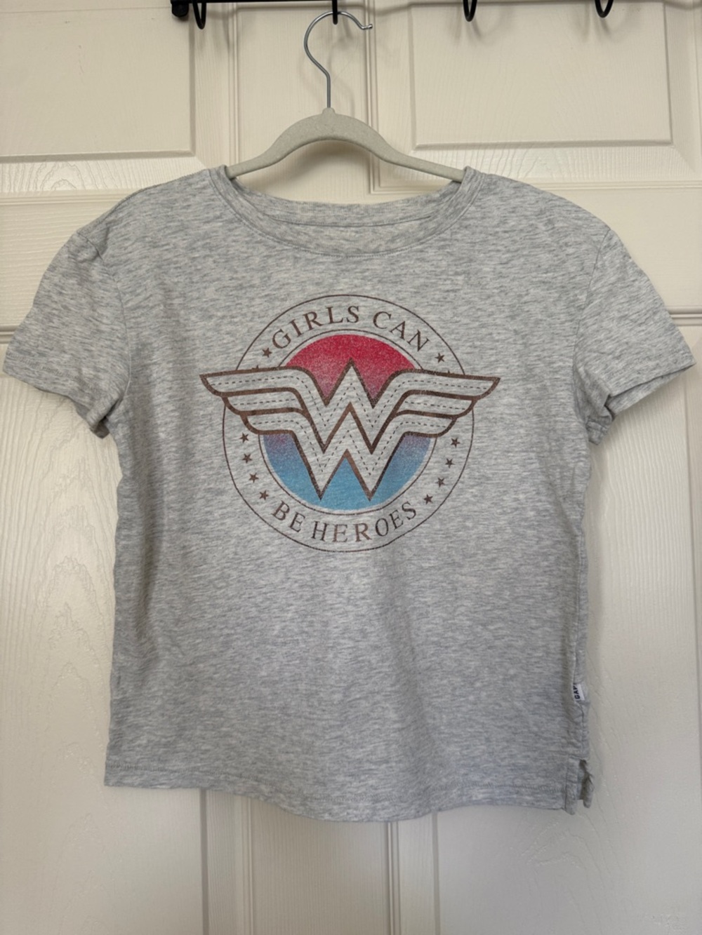 Girls Grey 'Girls Can Be Heroes' Wonder Emblem Tee